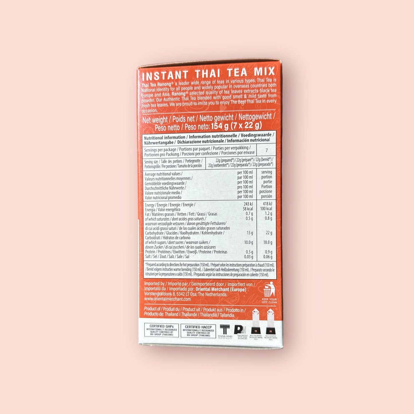Oriental Merchant Ranong Instant Thai Tea Mix in einer Tasse, zeigt den braunen Teesatz, perfekt für schnelle Thai Tees.