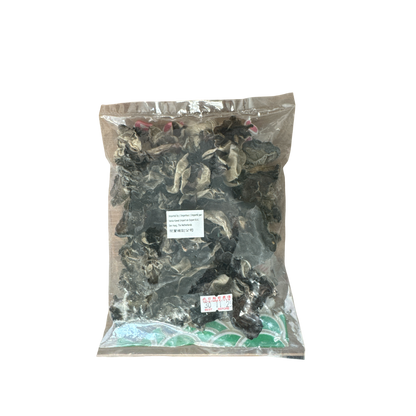 Schwarze Ohrpilze (Kuping) von Vanka Kawat, frische Kochzutaten, in einer transparenten Schale, bereit zum Kochen.