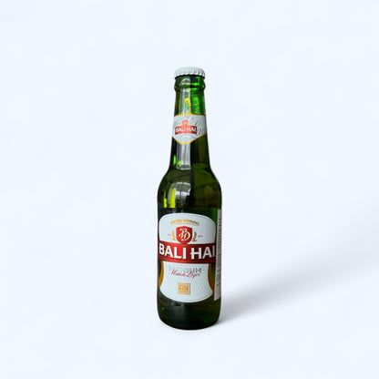 Bali Hai Premium Munich Lager von Vanka Kawat in einem Bierglas, goldgelb und schäumend, vor einem dunklen Hintergrund.