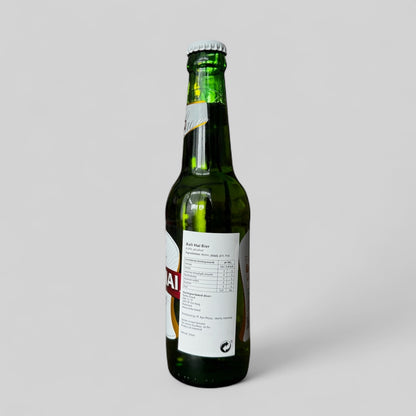 Bali Hai Premium Munich Lager von Vanka Kawat, Indonesisches Bier in braunem Flaschen mit Etikett, kühl serviert in einem Glas