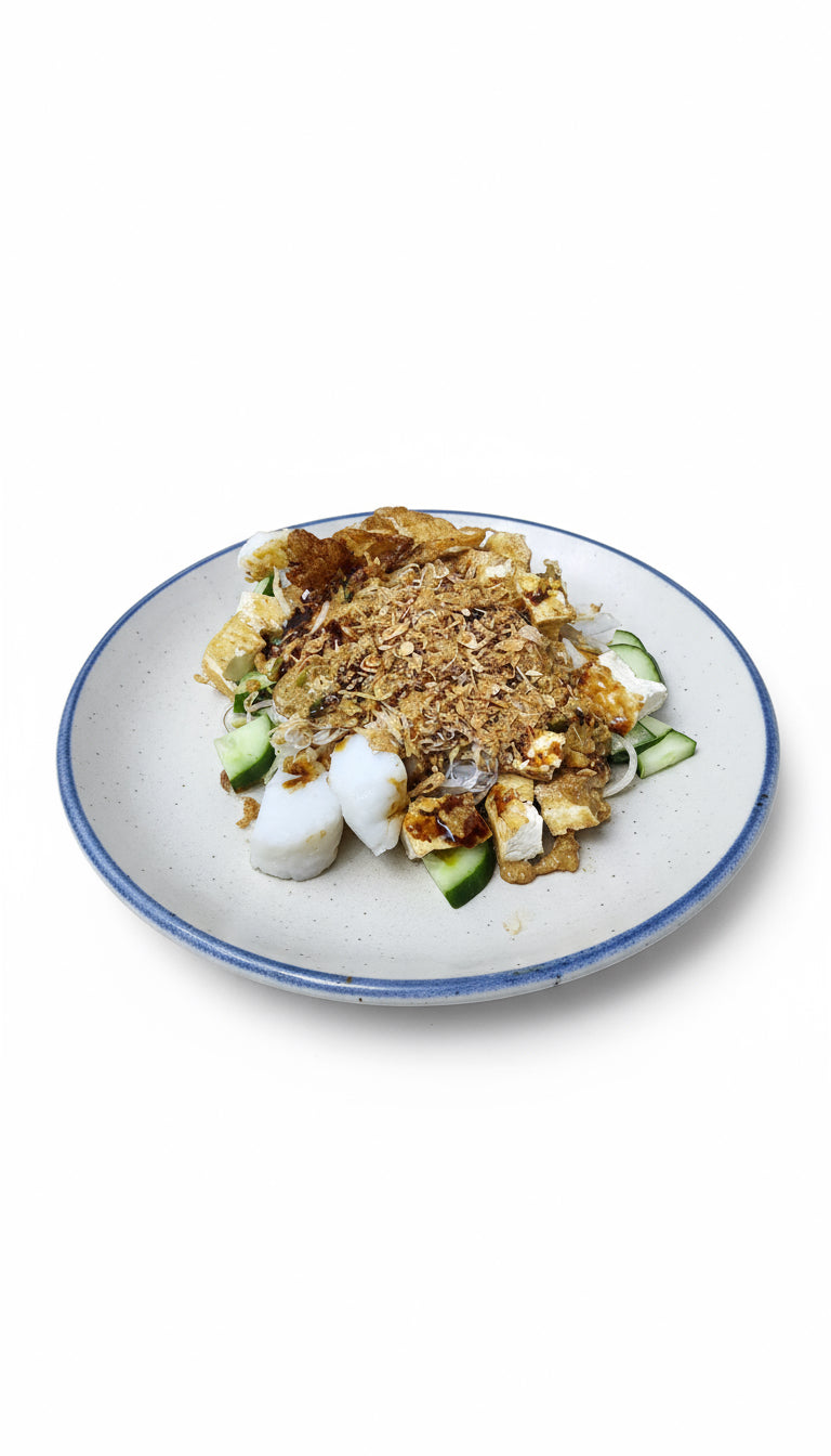 Zwei Packungen Lontong Beras von Amboina B.V, traditionelle indonesische Reiskuchen, auf weißem Hintergrund.