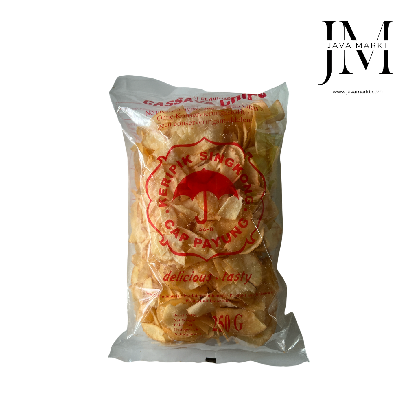 Knusprige scharfe Tapioka-Chips von Oriental Merchant, gebacken mit würziger Kap Payung Würzung, auf weißem Hintergrund.