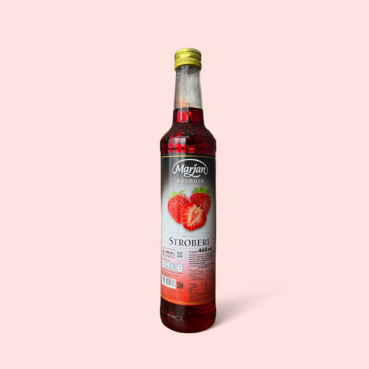Flasche Nesia Food Marjan Boudoin Sirup Rasa Stroberi, Getränke- und Milchmischgetränke, mit rotem Erdbeersirup in klarer Flasche.