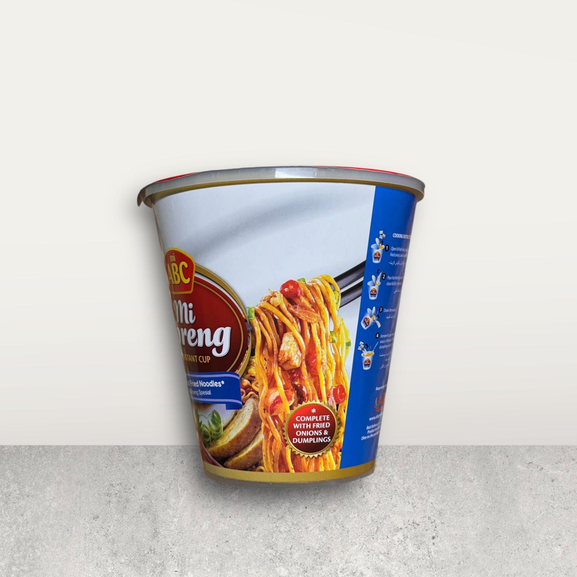 Instantnudeln der Marke Oriental Merchant, ABC Instant Cup Mie Goreng Spesial, in einer runden Verpackung mit Nudeln und Gewürzen