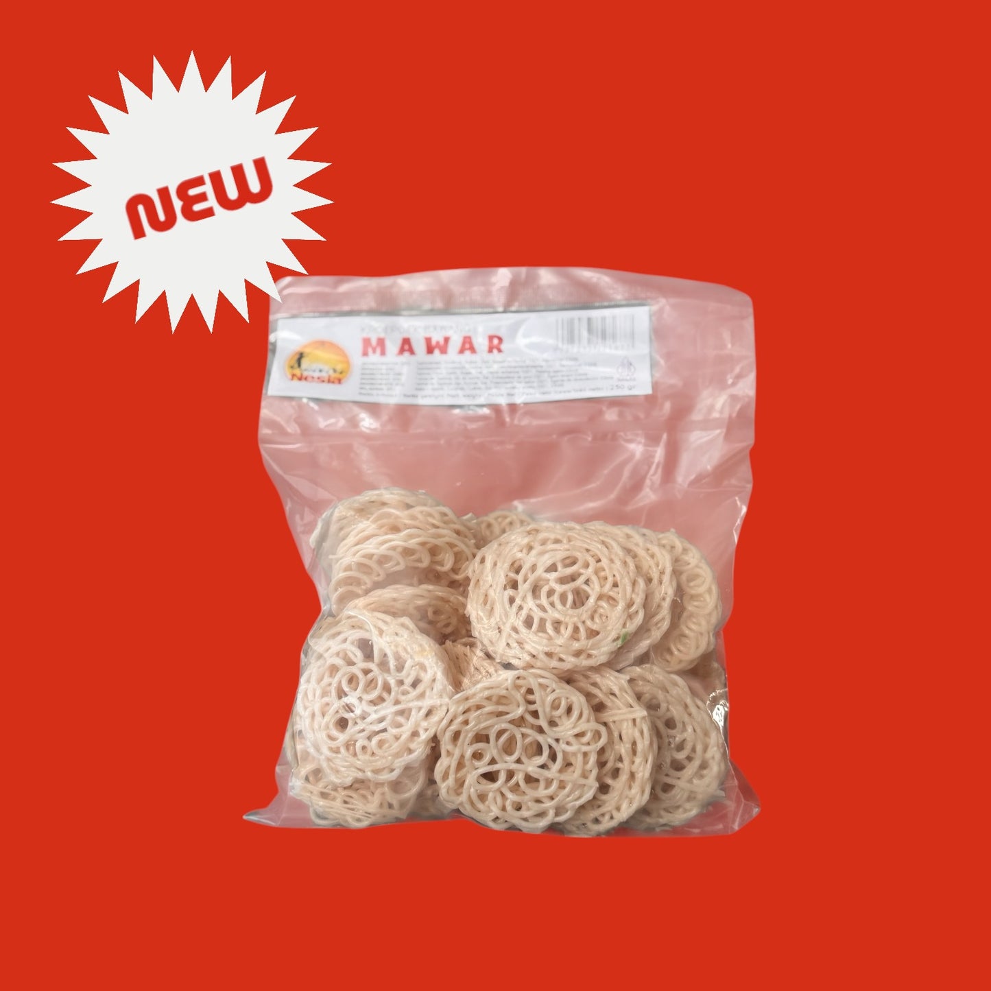 Knusprige Kerupuk Bawang Mawar White Chips von Nesia, mit Zwiebelgeschmack, auf weißem Hintergrund.