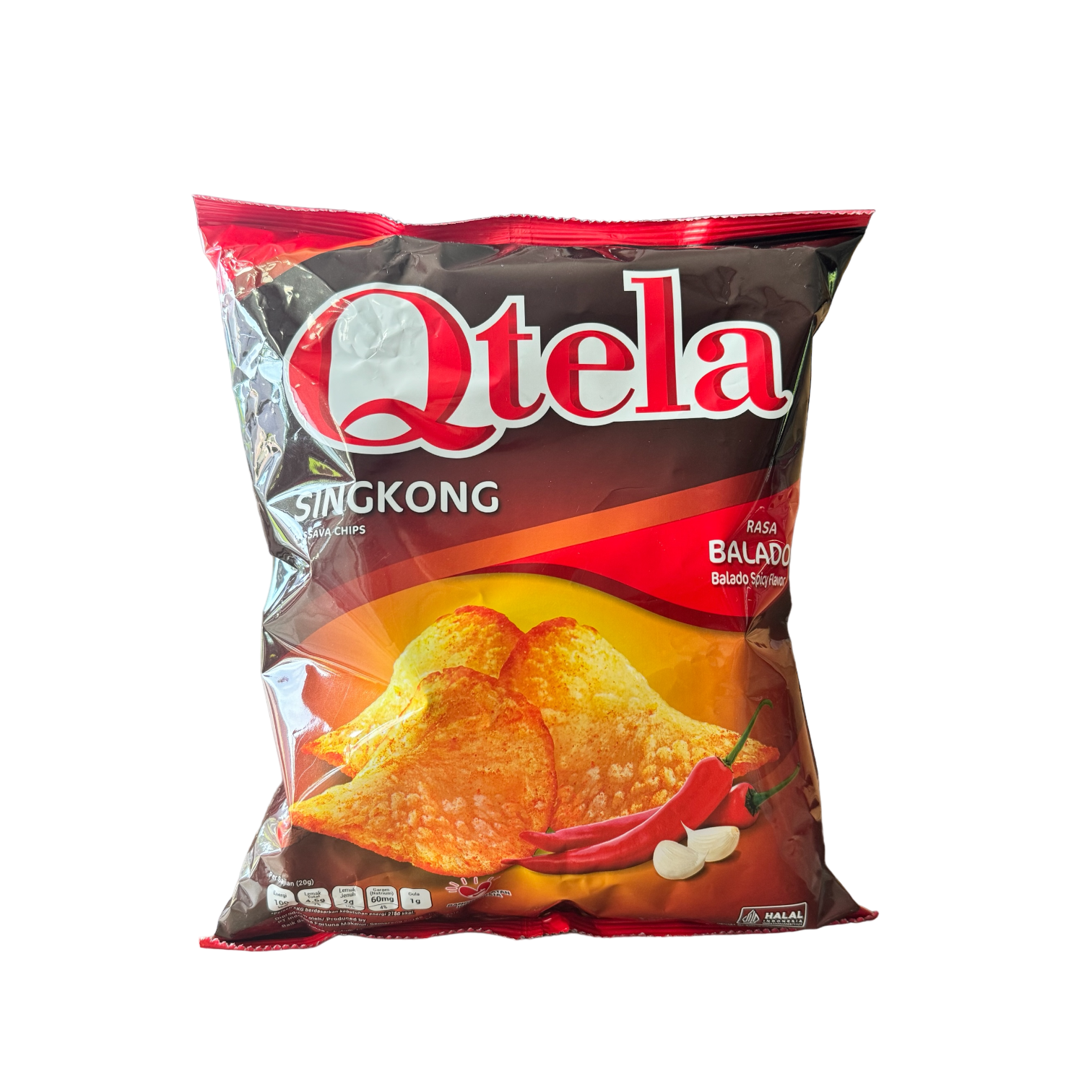 Knusprige, scharfe Tapioka-Chips von Nesia, Qtela Keripik Singkong Pedas, in einer Packung auf einem weißen Hintergrund.