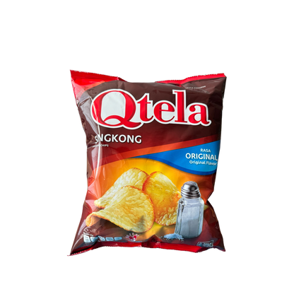 Knusprige Qtela Keripik Singkong Original Chips von Nesia, goldbraun und knusprig, auf hellem Hintergrund.