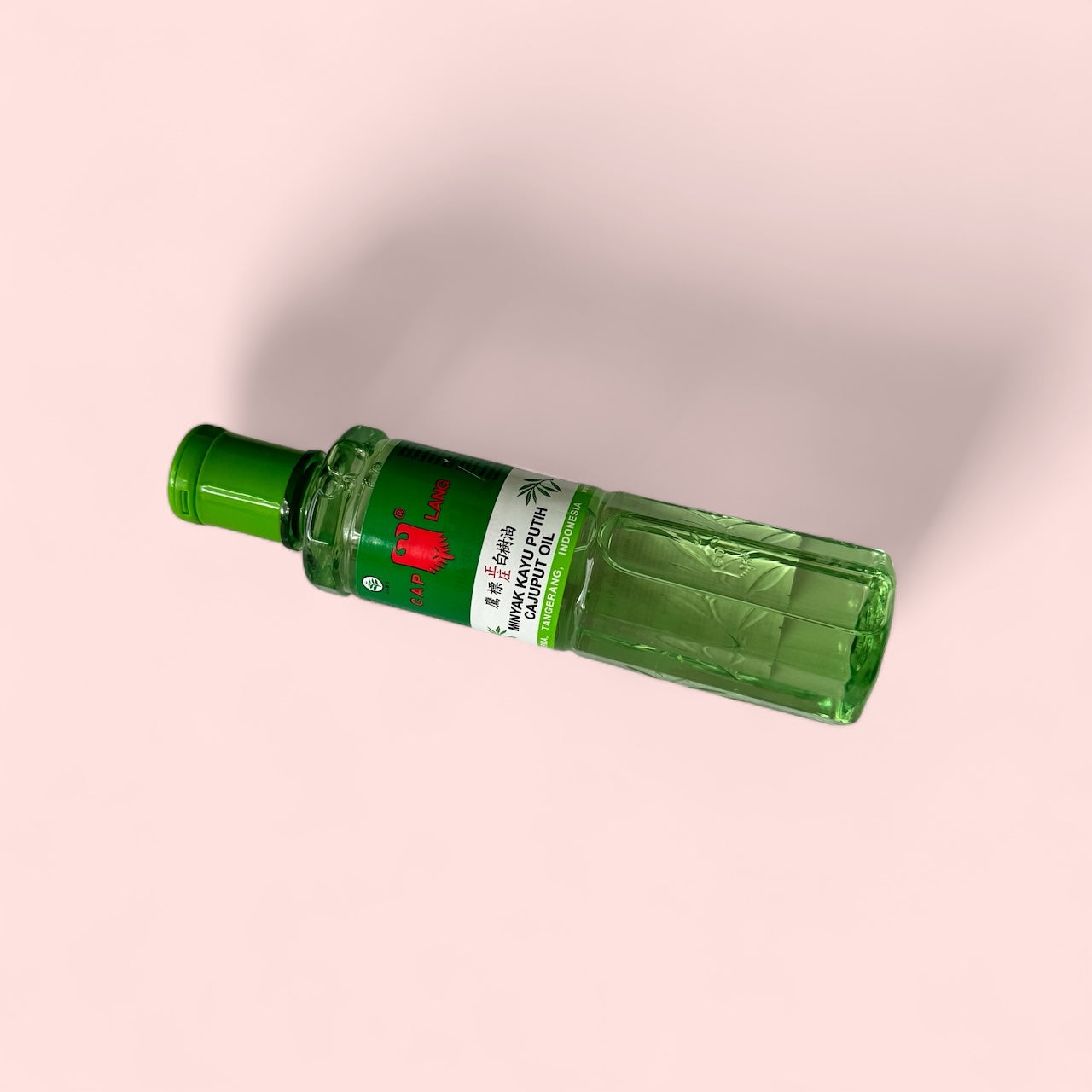 Massageöl von Nesia Food mit Minyak Kayu Putih, enthaltende ätherisches Öl für wohltuende Massageanwendungen, Flasche mit Etikett