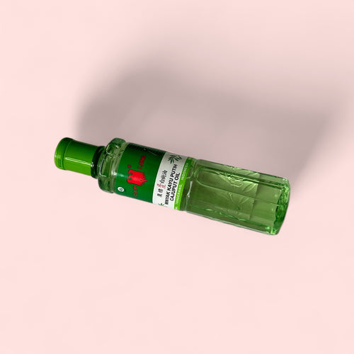 Massageöl von Nesia Food mit Minyak Kayu Putih, enthaltende ätherisches Öl für wohltuende Massageanwendungen, Flasche mit Etikett