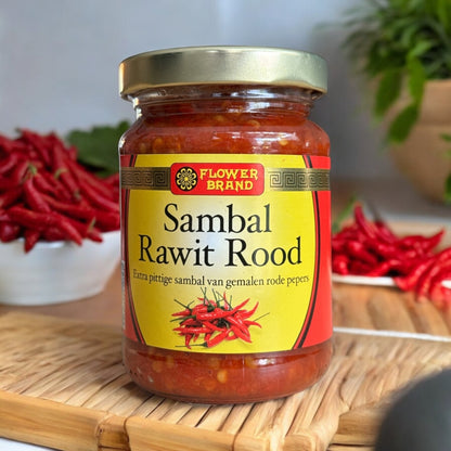 Vanka Kawat Sambal Rawit Merah in einer Schüssel, scharfe rote Chilis für würzige Gerichte, Nahaufnahme