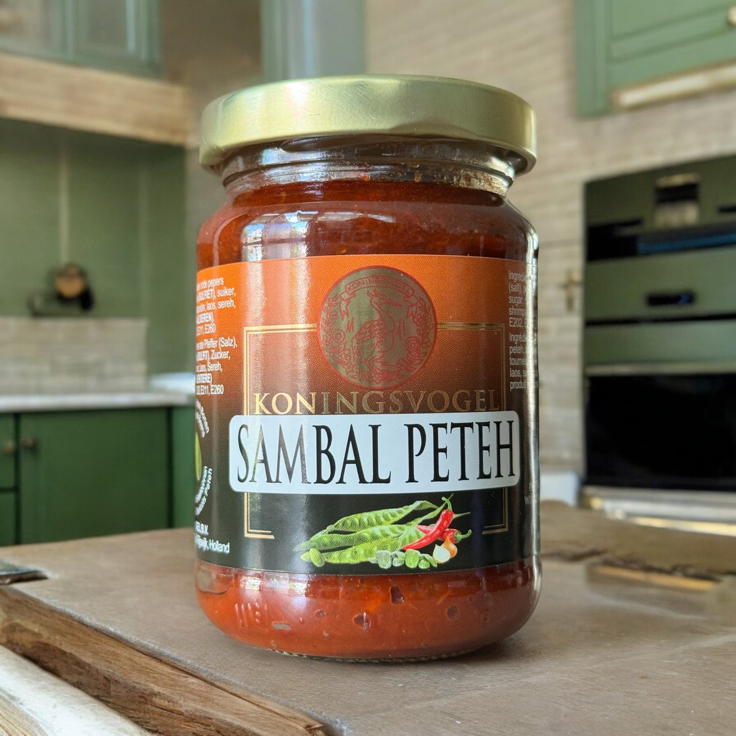 Sambal Peteh von Vanka Kawat, scharfe indonesische Chilipaste in Glasflasche, Nahaufnahme des Sambal-Produkts.