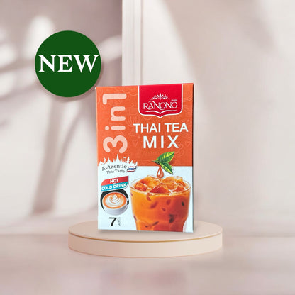 Ranong Instant Thai Tee Mix in einer Schale, zeigt den aromatischen, braunen Teemix für Thai-Tees und Aufgüsse.