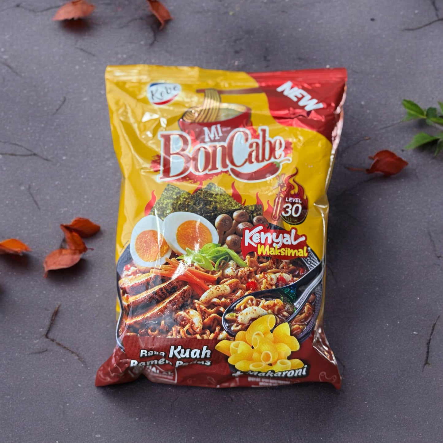 Vanka Kawat Mie Instan Kobe Ramen Pedas Level 30, scharfe Instant-Nudeln mit würziger Brühe, im Becher dargestellt