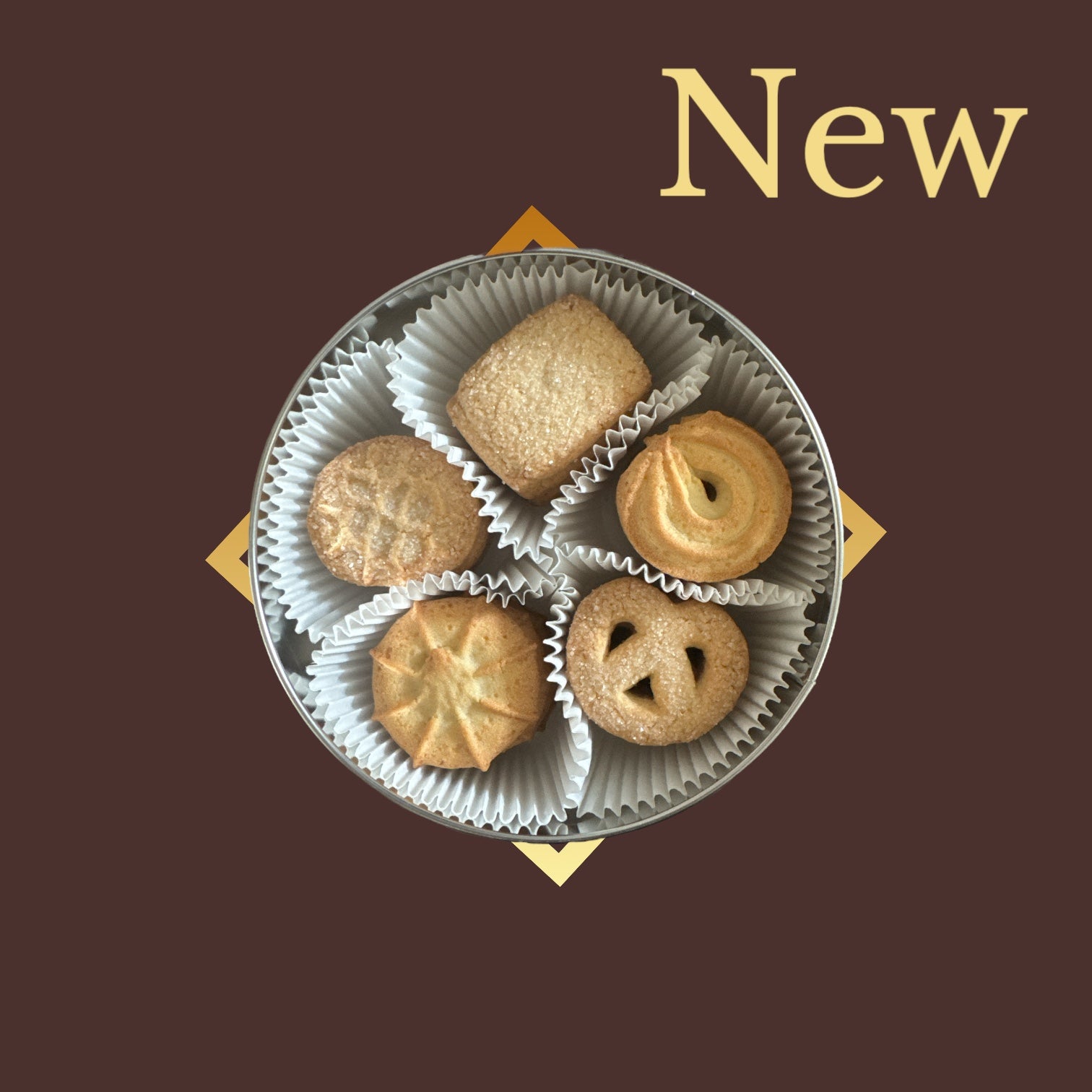 Nesia Butter Kekse von Won Copenhagen, goldene, knusprige Butterkekse auf weißem Teller, Nahaufnahme