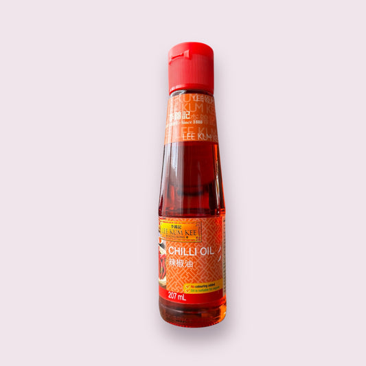 Chiliöl von Lee Kum Kee in einer Flasche, würzige Chilisauce für asiatische Gerichte, auf einem weißen Hintergrund.