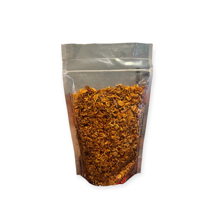Knusprige Bawang Merah Goreng von Nesia, gebratene rote Zwiebeln als Kräuter- und Gewürz-Zutat, auf hellem Hintergrund.