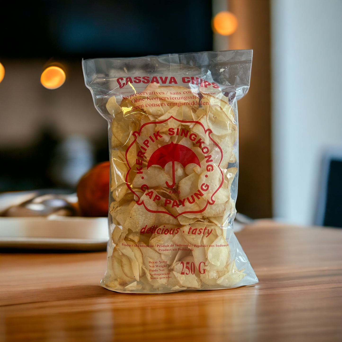 Knusprige Mirasa Keripik Singkong Original von Oriental Merchant, Vorspeisen und Snacks, in einer weißen Schüssel auf Holzuntergrund