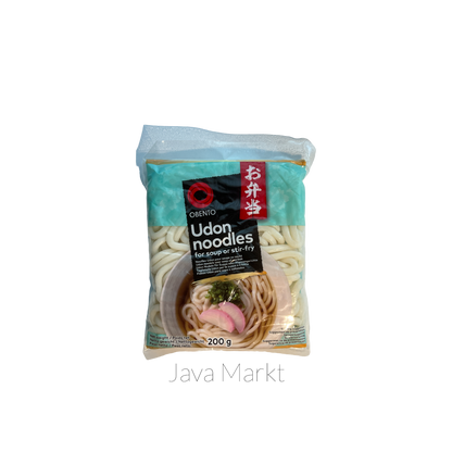 Obento Udon Nudeln, asiatische Pasta von Oriental Merchant, in einer Schüssel mit Kochutensilien und Frühlingszwiebeln.