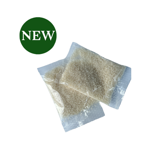 Lontong Beras, 2er Pack, asiatische Lebensmittel, gebündelte Reispäckchen von Amboina B.V, in einer klaren Verpackung.