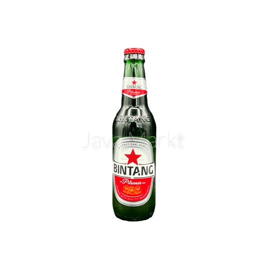 Bierflasche von Bir Bintang, Vanka Kawat, auf einem Holztisch, mit goldener Farbe und typischem Label sichtbar