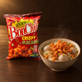 BonCabe Makaroni Crispy Snack Level 10 – Packung mit Snack als Topping auf Bakso-Suppe
