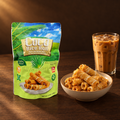 Coco Crispy Rice Roll Pandan 100 g – Packung mit Schälchen und Eiskaffee