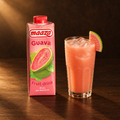 Jus Jambu Biji Guavensaft 1 L – Packung mit eingeschenktem Guavensaft