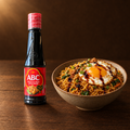 ABC Kecap Manis 135 ml – Flasche mit Bratnudeln und Spiegelei