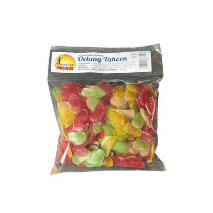 Knusprige Zwiebel-Krupuk von Nesia Food, traditionelle Chips mit aromatischem Zwiebelgeschmack, in der Verpackung sichtbar
