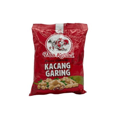 Knusprige Kacang Garing von Dua Kelinci, Nesia Food, als Vorspeise oder Snack auf einem weißen Teller.