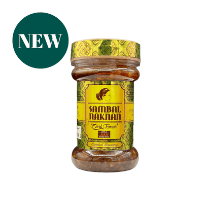 Sambal NAKNAN Sambal Bawang Lv. 5 von Nesia, scharfe sambal mit Knoblauch, in einer Glasdose auf einem Teller.